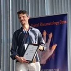 Tjardo Maarseveen accepting the Digital Rheumatology Research Award